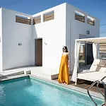Thalasses * אדליאנוס קומפוס